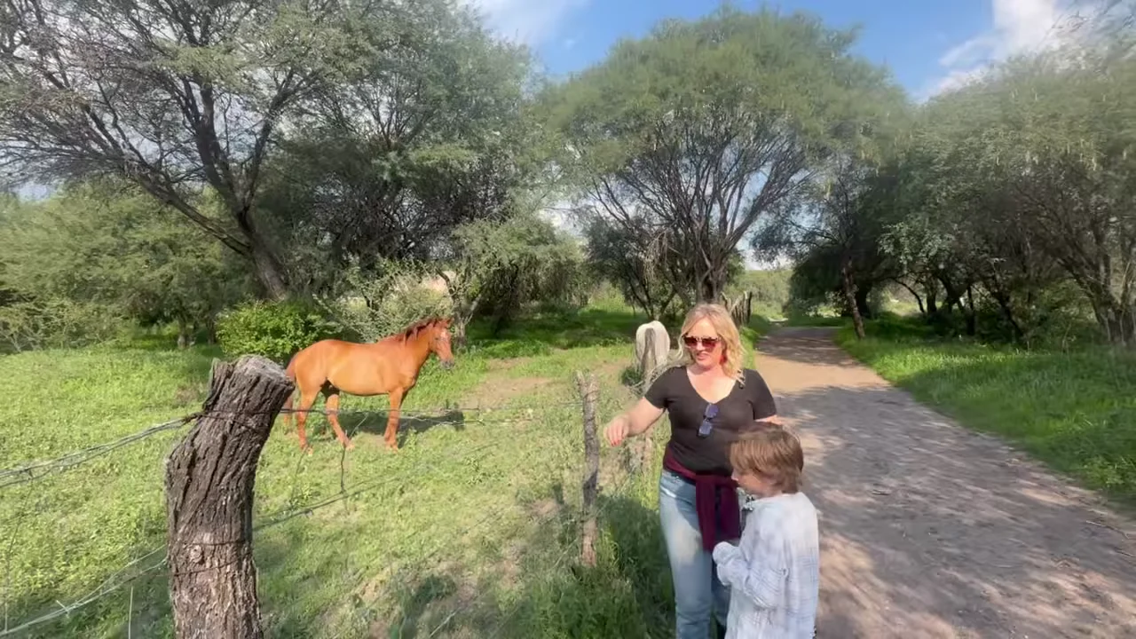 Michelle y su hijo durante el paseo